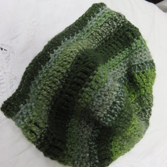HAND CROCHET HAT OF VARIEGATED GREEN COLORS/UNISEX - Picture 7 of 9